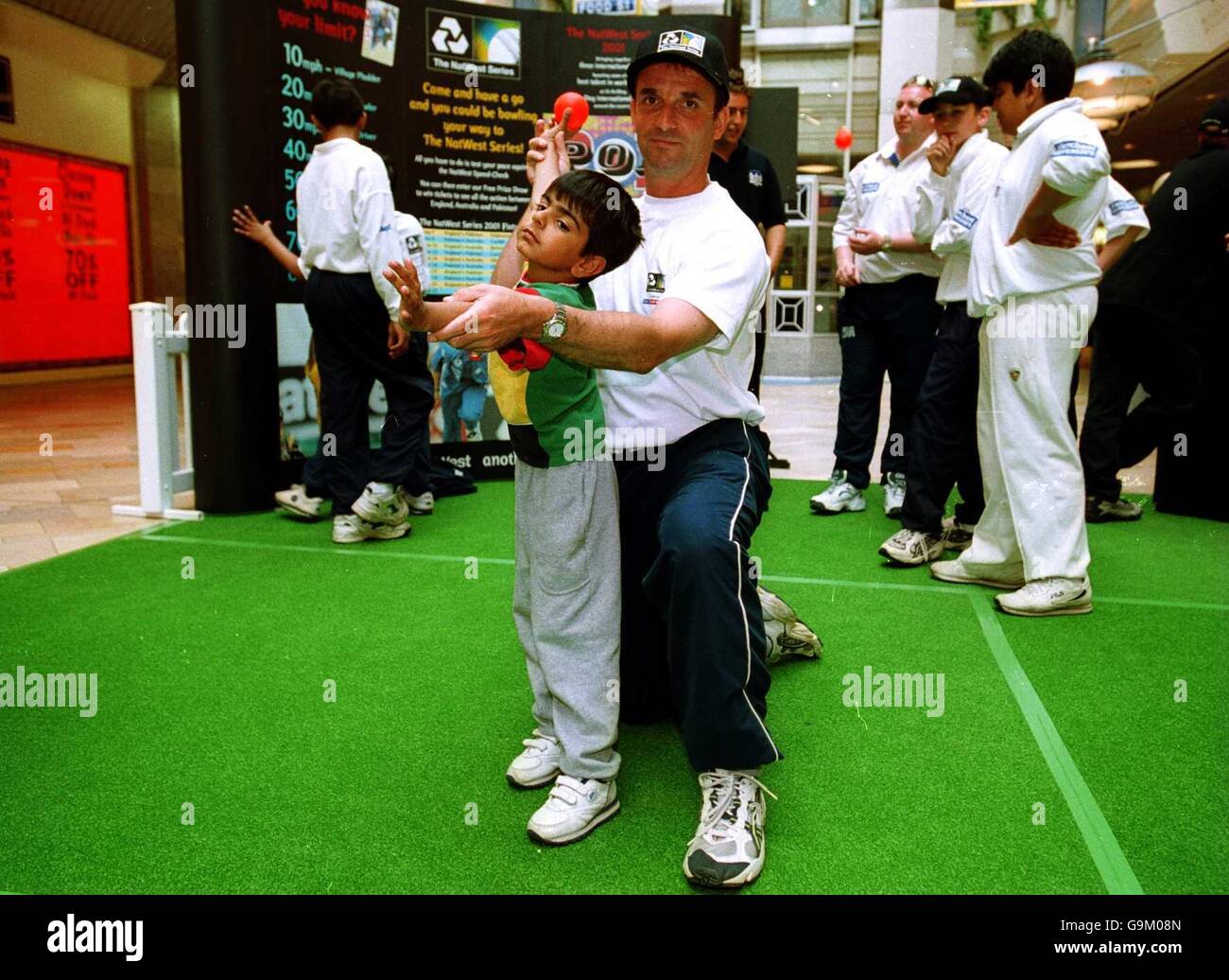 Mike Smith, Gloucestershires lancia la NatWest Series "Cricket in Unusual Places" nel Galleries Shopping Centre di Bristol. Questo fa parte della campagna NatWest Grassroots per incoraggiare e sviluppare l'interesse dei bambini nello sport. Foto Stock