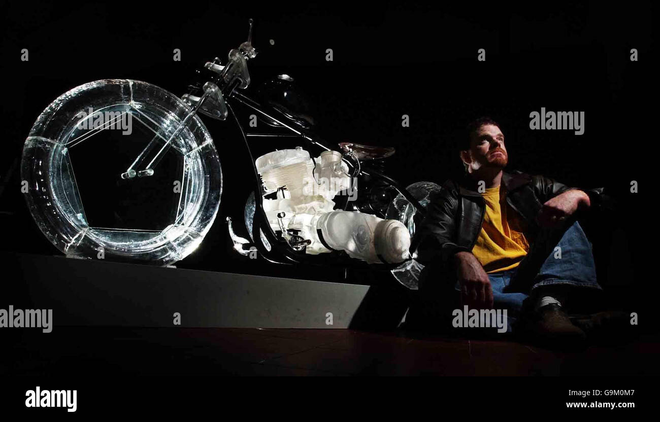 Joe Stanaway con il suo lavoro The Glass Ride, che fa parte della mostra del College of Art Masters of Design di Edimburgo. Foto Stock