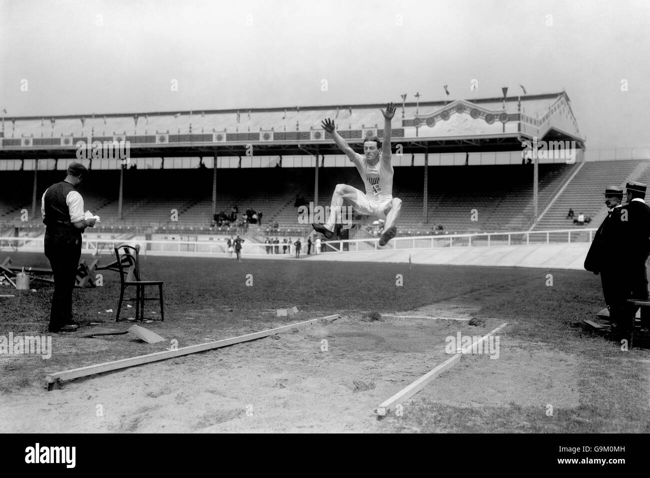 Atletica - Giochi Olimpici di Londra 1908 - salto lungo - finale - Città Bianca. Francis ferri degli Stati Uniti salta per vincere l'oro Foto Stock