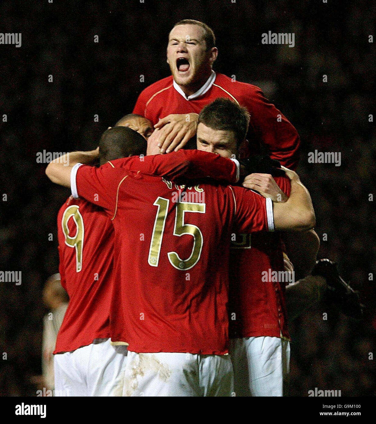 Nemanja Vidic di Manchester United celebra il punteggio contro Benfica durante la partita del Champions League Group F a Old Trafford, Manchester. Foto Stock