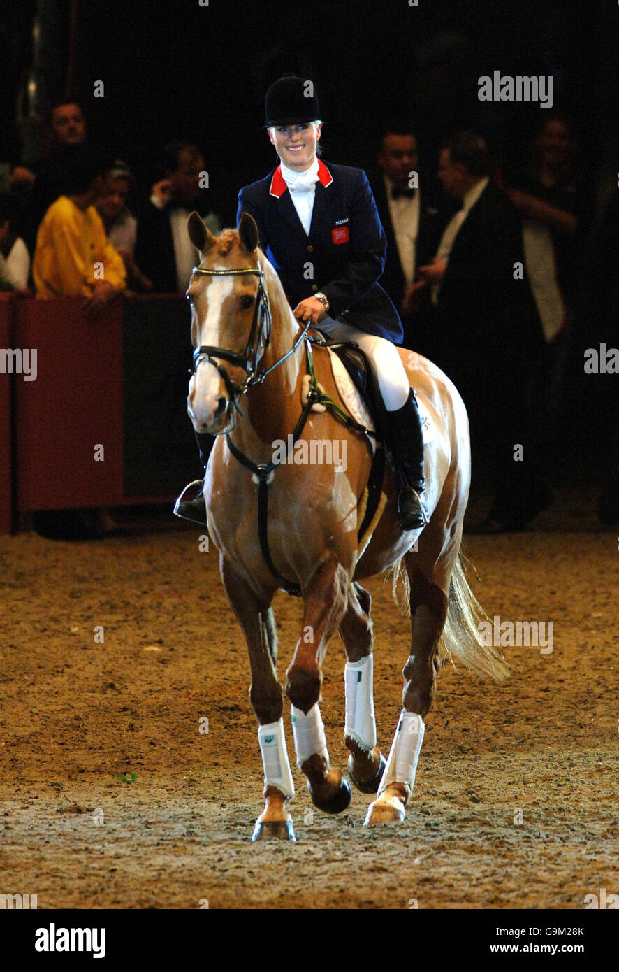 Zara Phillips giostra Toy Town durante il London International Horse Show presso i centri espositivi Olympia di Londra. Foto Stock