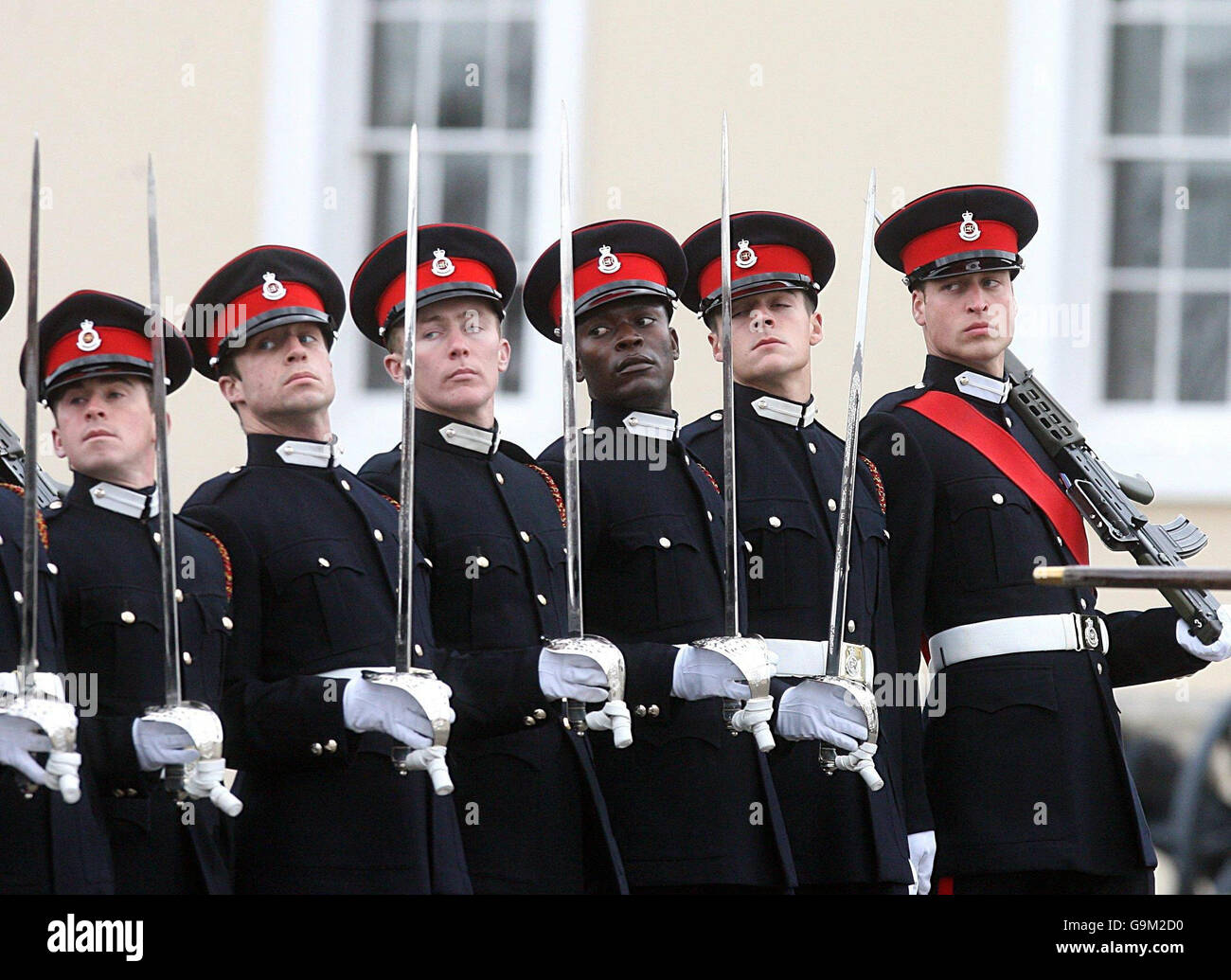 Laureati, tra cui il principe Guglielmo (a destra), marciano nella sfilata del Sovrano di oggi a Sandhurst. Foto Stock