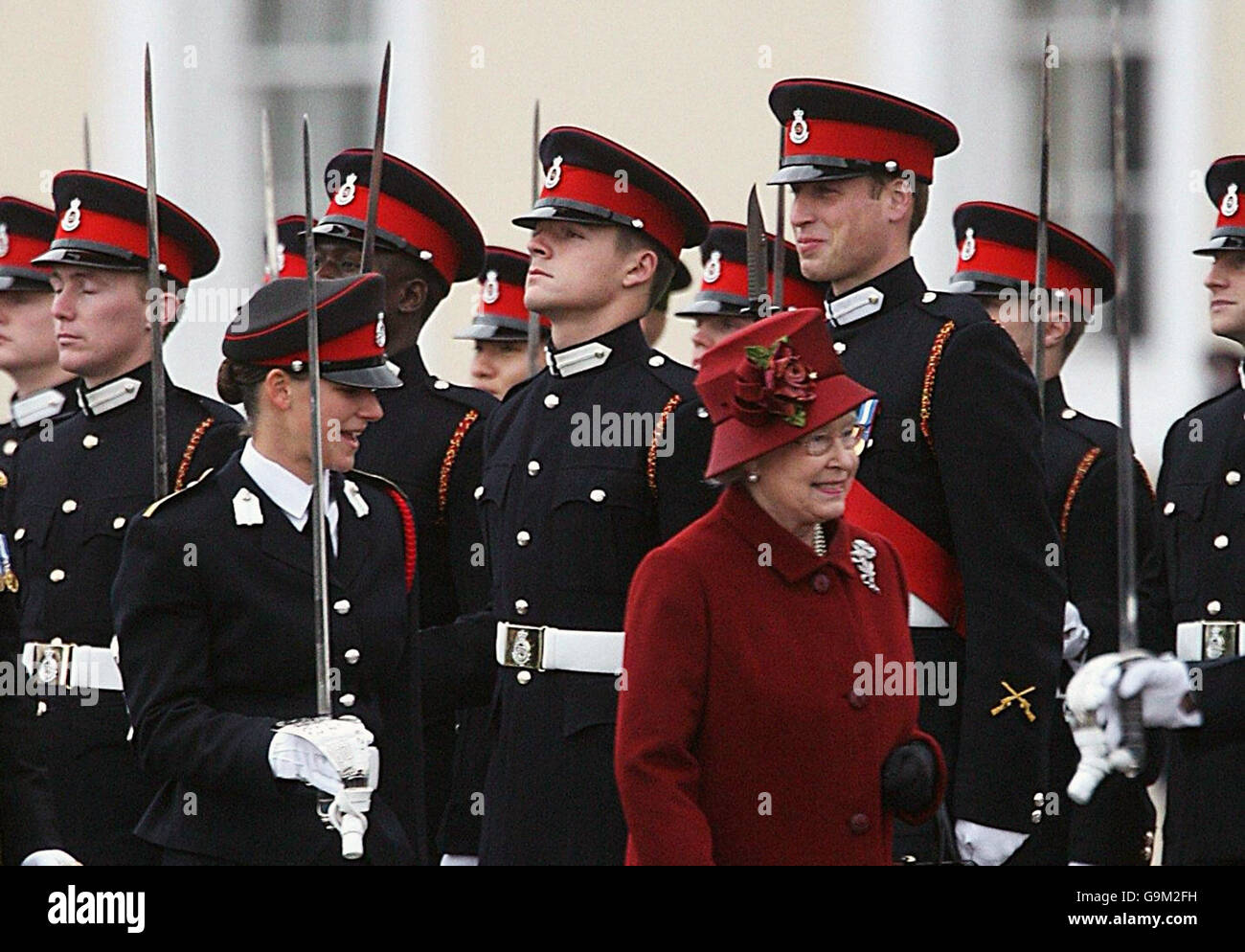 La Regina Elisabetta II della Gran Bretagna ispeziona i laureati, incluso il Principe Guglielmo, nella sfilata odierna del Sovrano a Sandhurst. Foto Stock