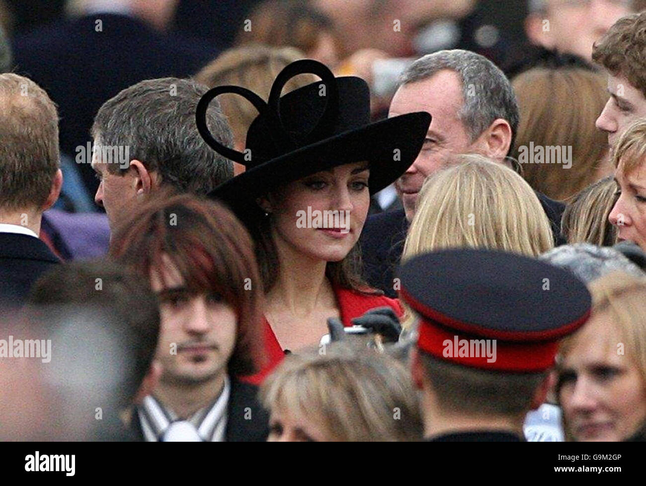 La fidanzata del principe William Kate Middleton sorride a Sandhurst, dove  i laureati, tra cui il principe William, hanno marciato nella sfilata del  sovrano di oggi Foto stock - Alamy
