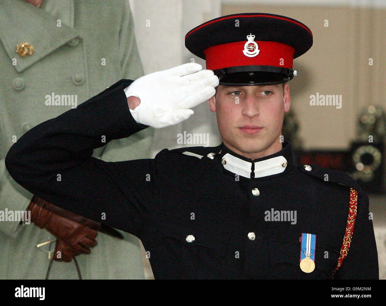 Il principe William saluta mentre lascia Sandhurst, dopo la sfilata odierna del Sovrano al Sandhurst Military College. Foto Stock