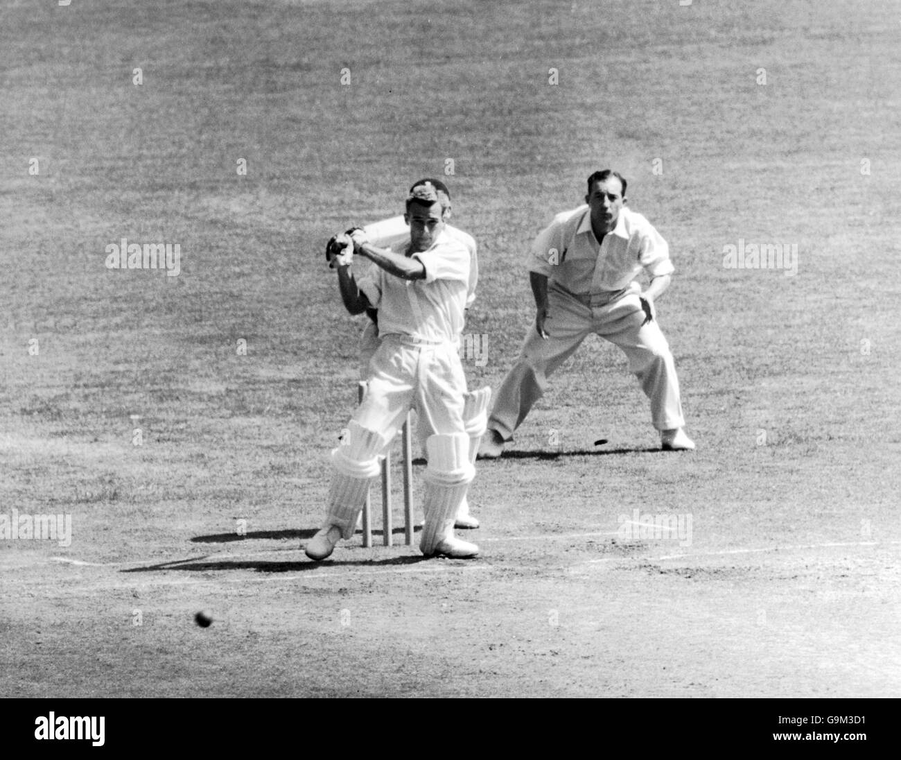 Cricket - terzo test - Inghilterra / Nuova Zelanda. La nuova Zelanda Bert Sutcliffe batte a Old Trafford Foto Stock