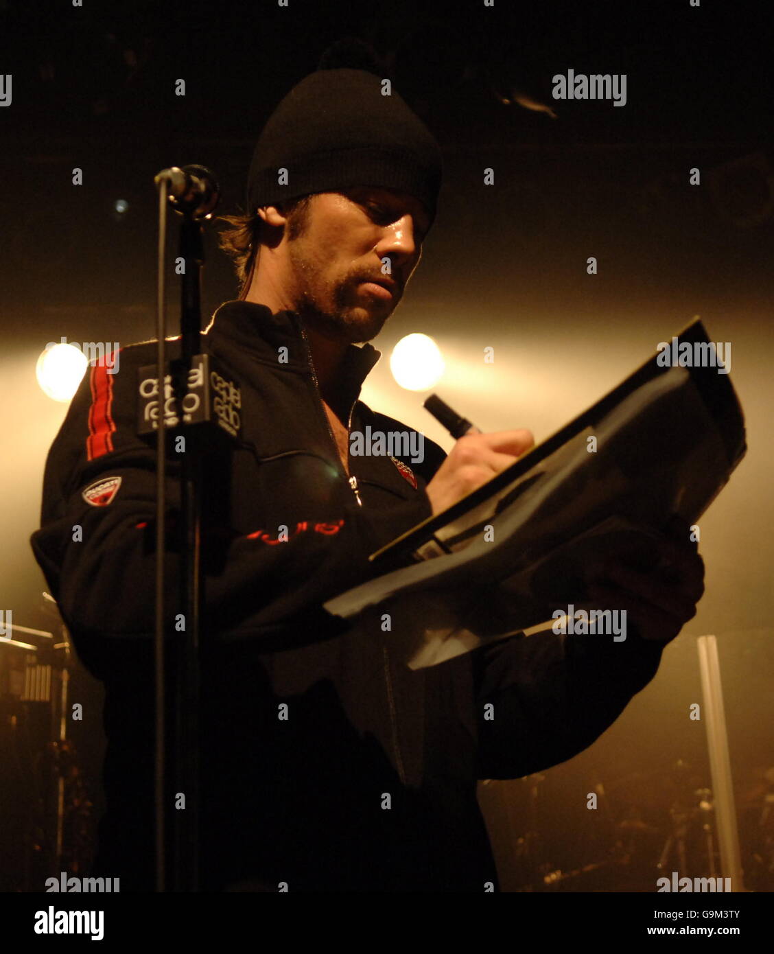 Jamiroquai esegue un segreto gig per Capital Radio in corrispondenza della media Fiddler Foto Stock