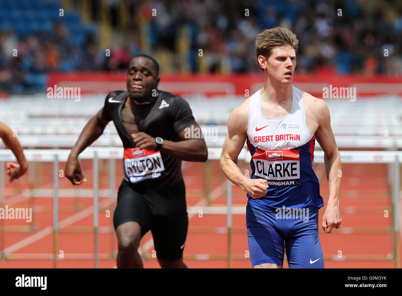 Giuseppe HYLTON & Lawrence CLARKE, Uomini 110m Hurdles - calore 3, 2016 del Campionato Britannico, Birmingham Alexander Stadium Regno Unito. Foto Stock