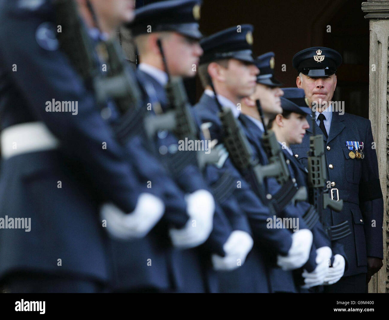 Nella foto è raffigurata la festa di sparo ai funerali di Fl Sgt al Squires presso la vecchia chiesa parrocchiale di Nairn. Foto Stock