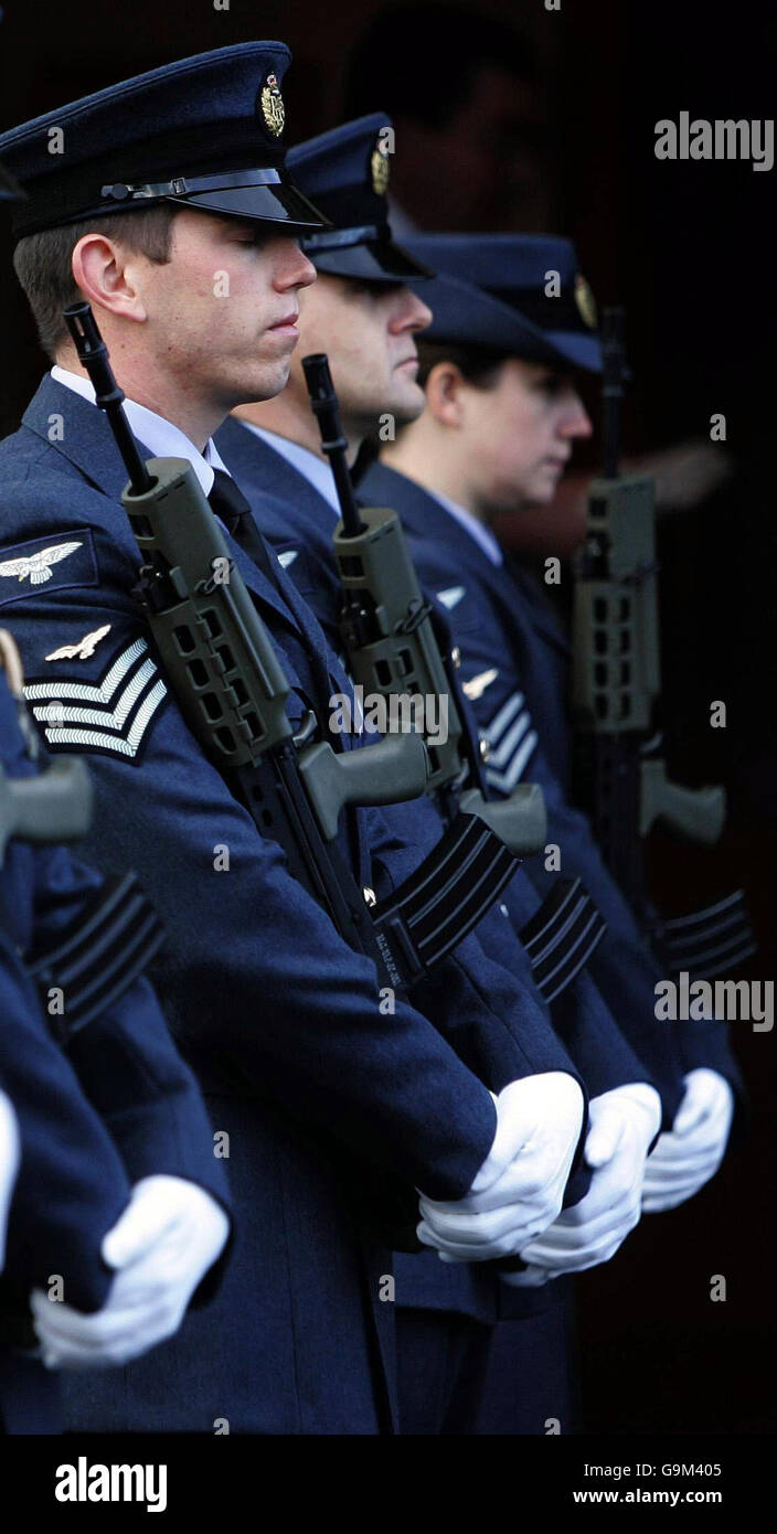 Nella foto è raffigurata la festa di sparo ai funerali di Fl Sgt al Squires presso la vecchia chiesa parrocchiale di Nairn. Foto Stock