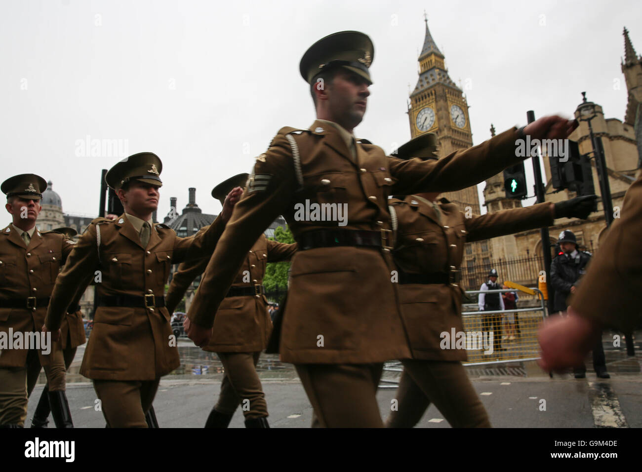 Il Re della truppa cavallo Royal Artillery marzo dopo la cottura prima guerra mondiale pistole in piazza del Parlamento, Londra, per contrassegnare la fine della veglia presso la tomba del Milite Ignoto in Westminster Abbey, come nazione onori migliaia di soldati caduti nella battaglia della Somme, 100 anni dopo la sua sanguinosa inizio. Foto Stock