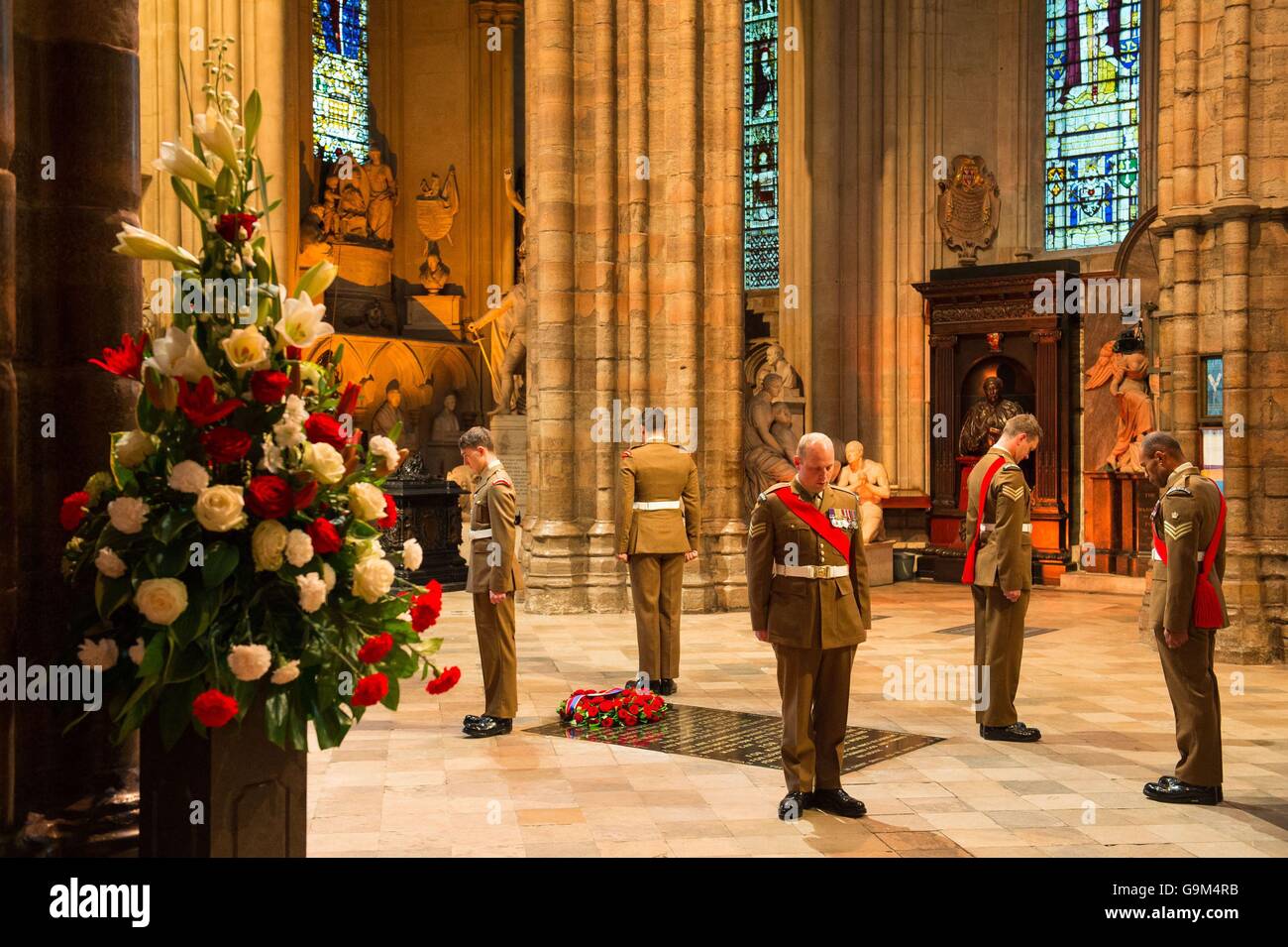 La chiusura della veglia presso la tomba del Soldato sconosciuto nell'Abbazia di Westminster, Londra, come nazione onori migliaia di soldati caduti nella battaglia della Somme, 100 anni dopo la sua sanguinosa inizio. Foto Stock