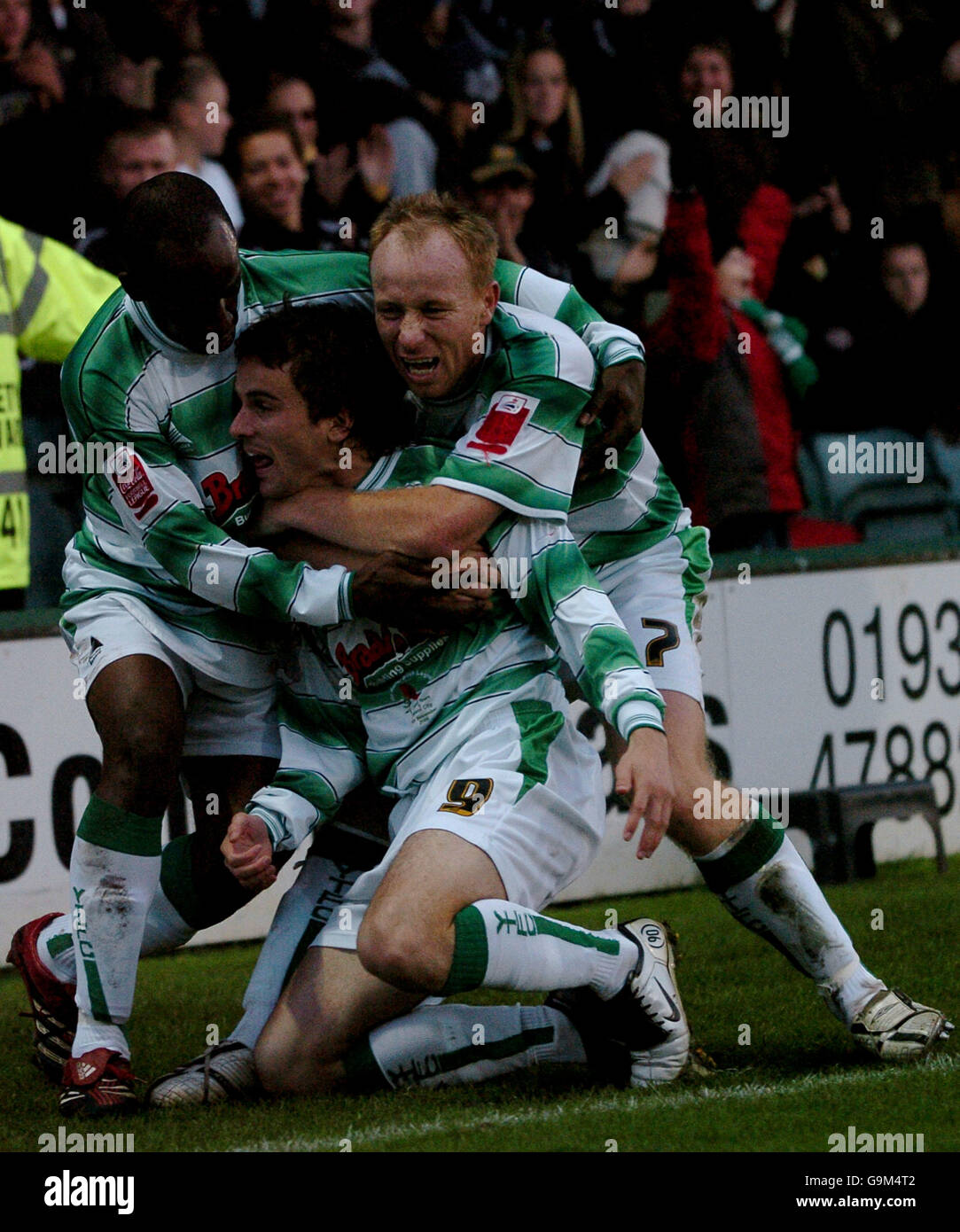 Calcio - Coca-Cola League One - Yeovil / Bristol City - Huish Park. Aaron Davies di Yeovil celebra il suo obiettivo con i compagni di squadra Foto Stock