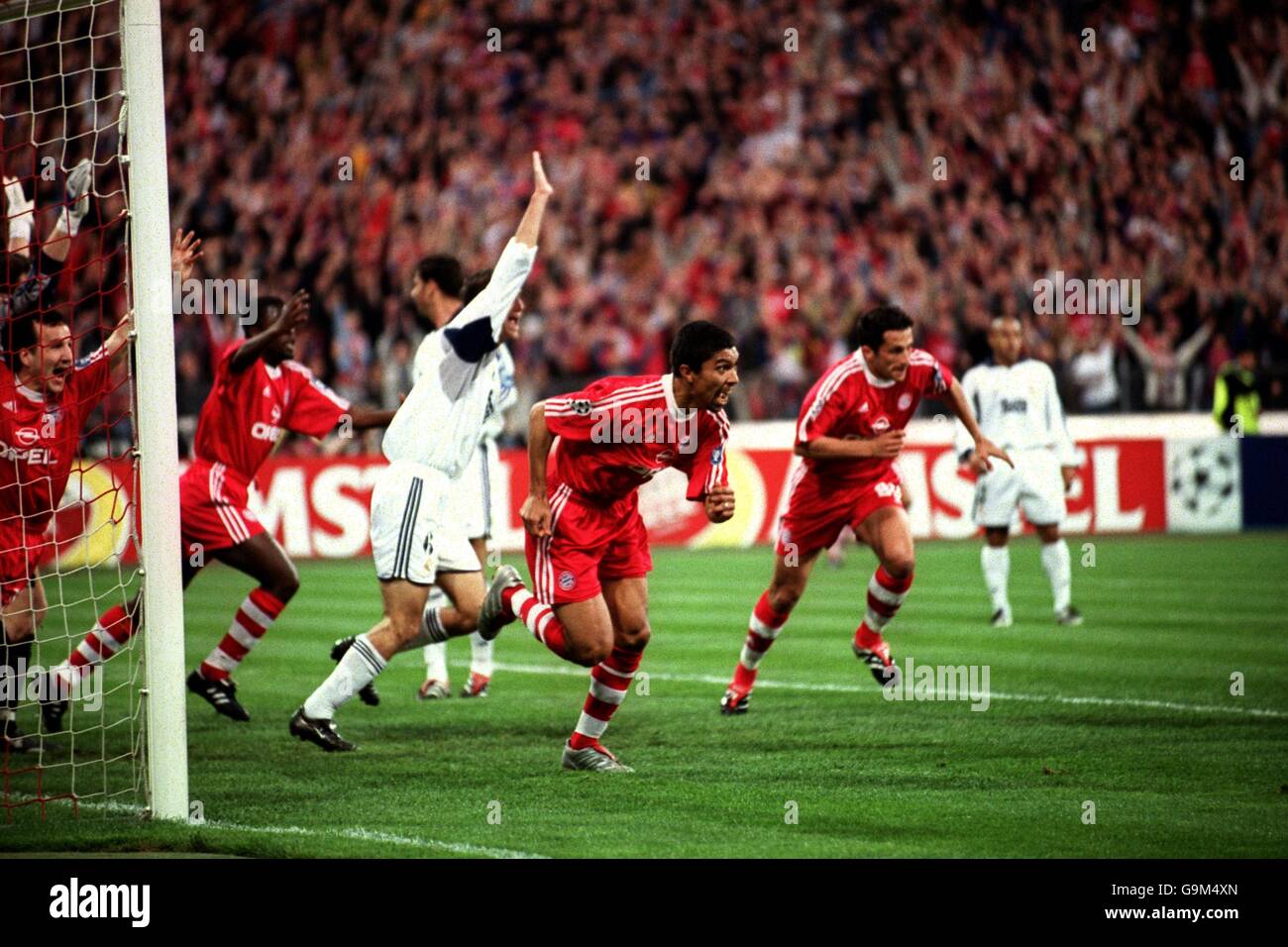 Giovane Elber di Bayern Monaco si gira per festeggiare dopo la testa Il primo obiettivo contro il Real Madrid Foto Stock