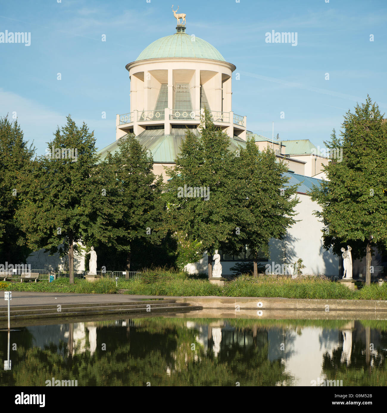 Vista della statua in marmo e Wuerttembergischer Kunstverein di Stoccarda Foto Stock