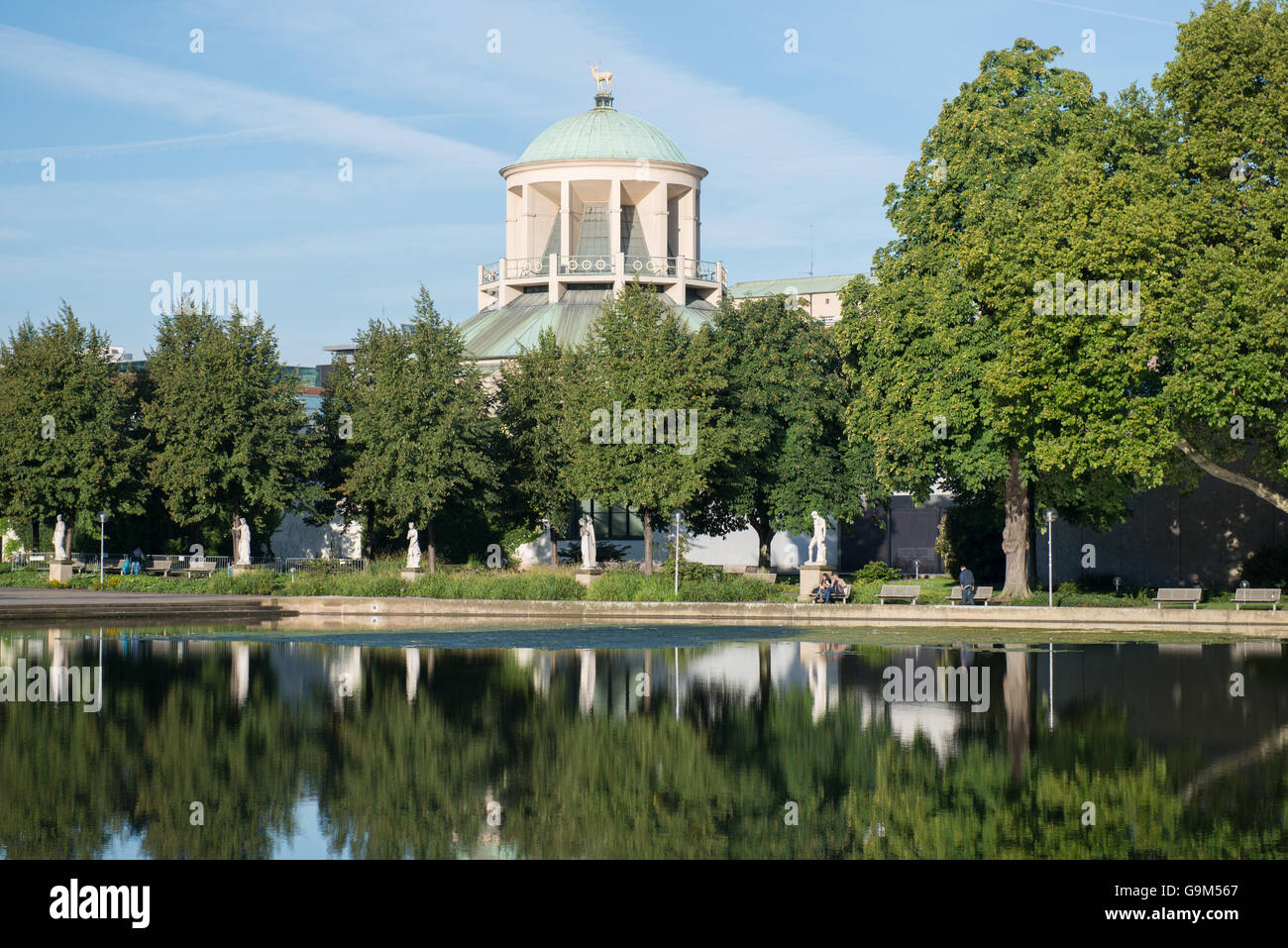 Vista della statua in marmo e Wuerttembergischer Kunstverein di Stoccarda Foto Stock