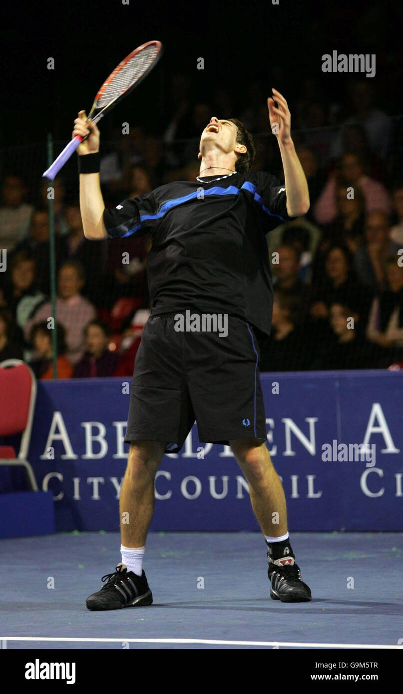 Andy Murray reagisce durante la Aberdeen Cup alla AECC Press and Journal Arena di Aberdeen. Foto Stock