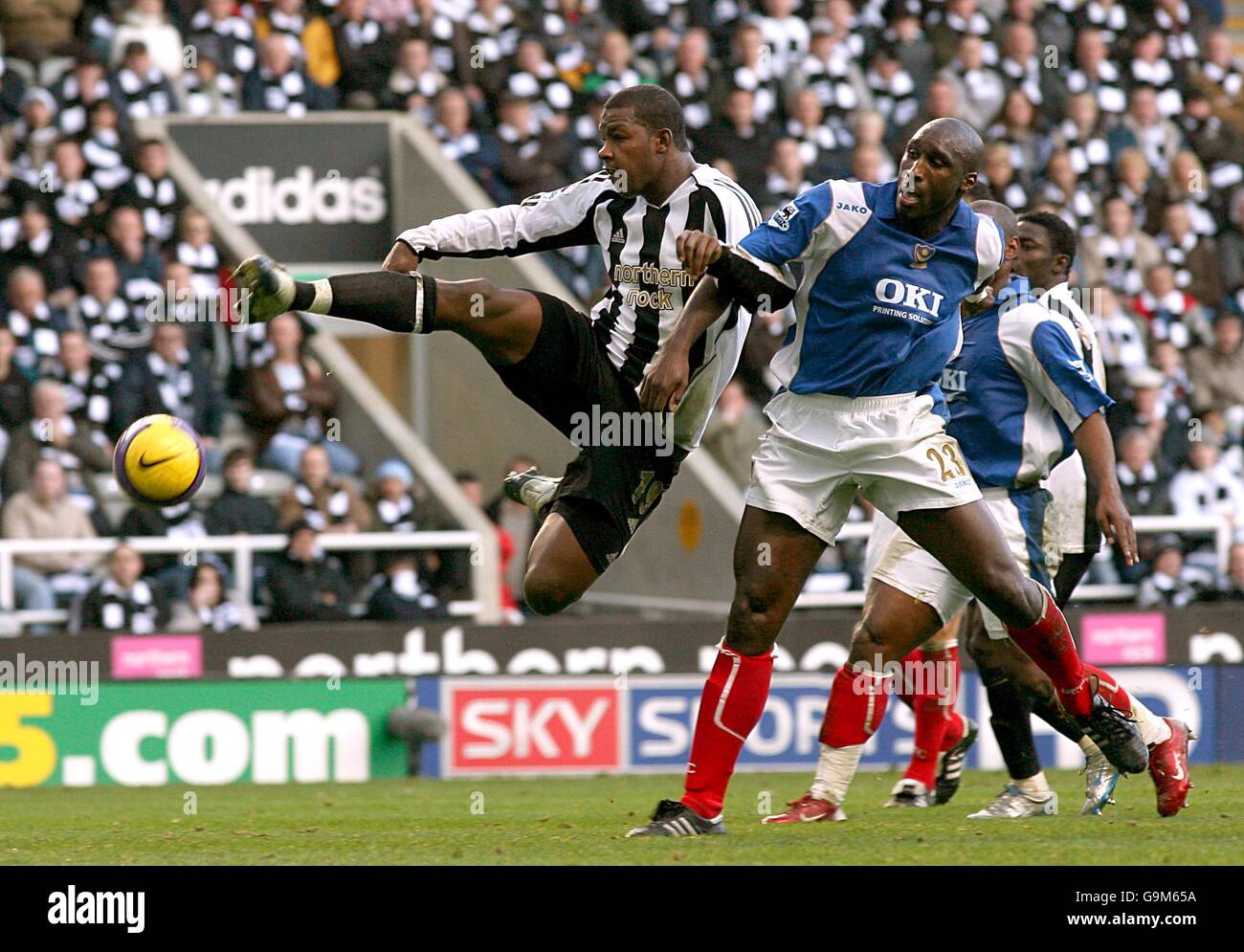 Calcio - fa Barclays Premiership - Newcastle United v Portsmouth - St James Park. Il Titus Bramble di Newcastle United arriva alla fine della palla nella casella di rigore di Portsmouth. Foto Stock