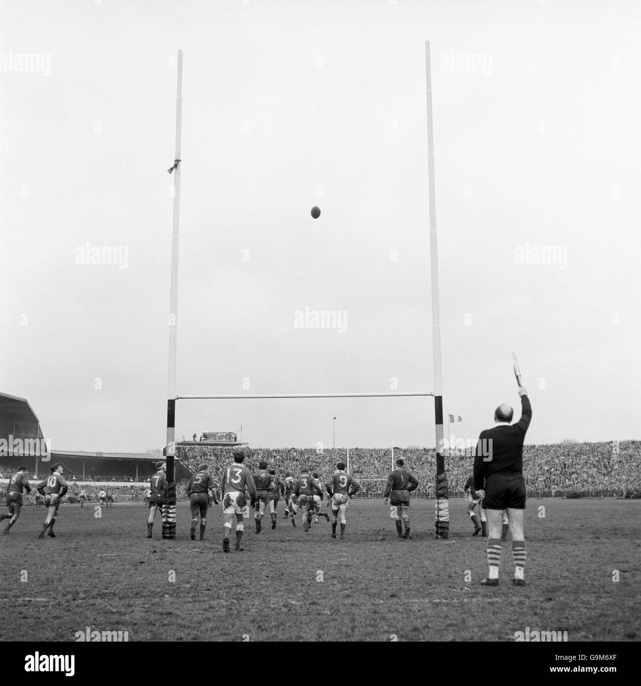 Rugby Union - Five Nations Championship - Galles / Francia - Cardiff Arms Park. La palla naviga tra i posti mentre il francese Guy Camberabero converte il secondo tentativo della sua squadra Foto Stock