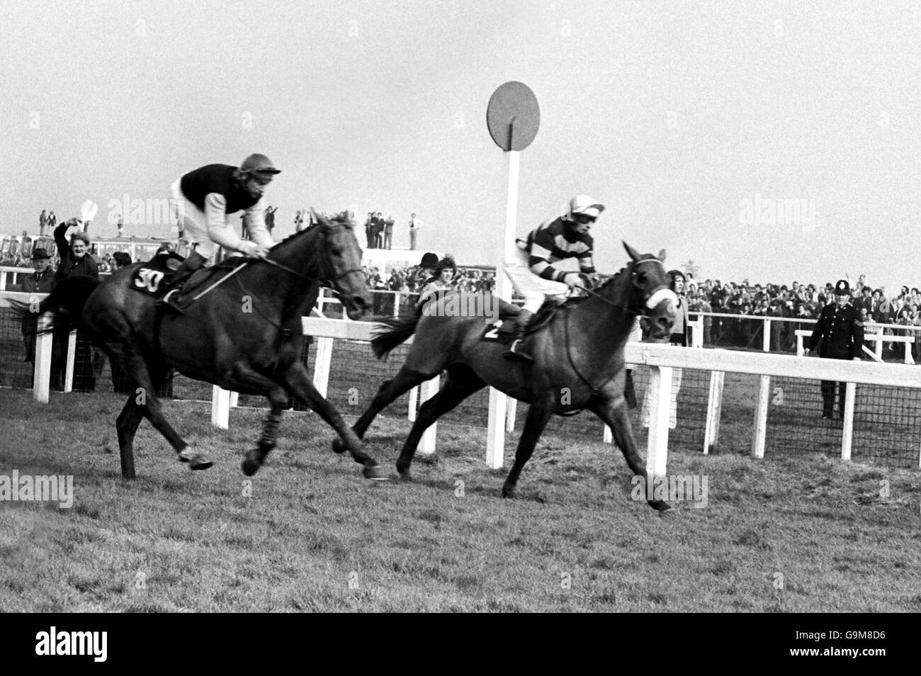 L'Escargot guidato da T.Carbery (r) appena ottiene il secondo posto a. Il posto di Charles Dickens guidato da A.Turnell (l) Foto Stock