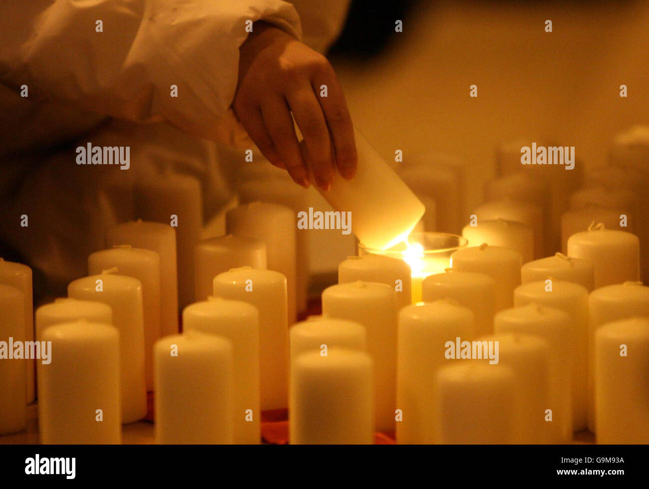 Parenti di coloro che sono morti per morte cardiaca improvvisa candele di luce durante un servizio commemorativo alla chiesa parrocchiale di Monkstown di Irlanda a Dublino, per le vittime della condizione cardiaca fatale. Foto Stock