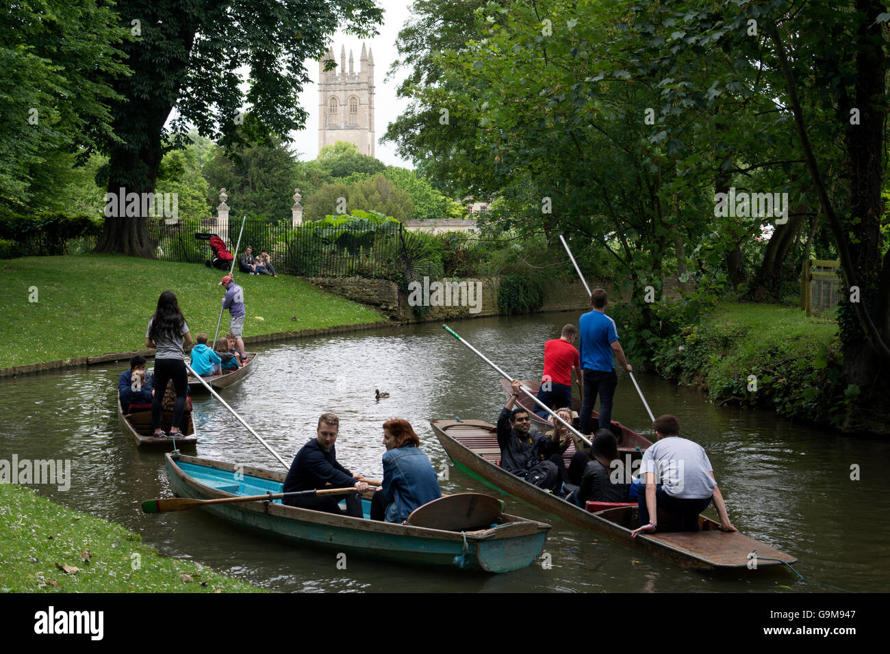 Gite in barca sul fiume Cherwell con Magdalen Tower in distanza, Oxford, Regno Unito Foto Stock