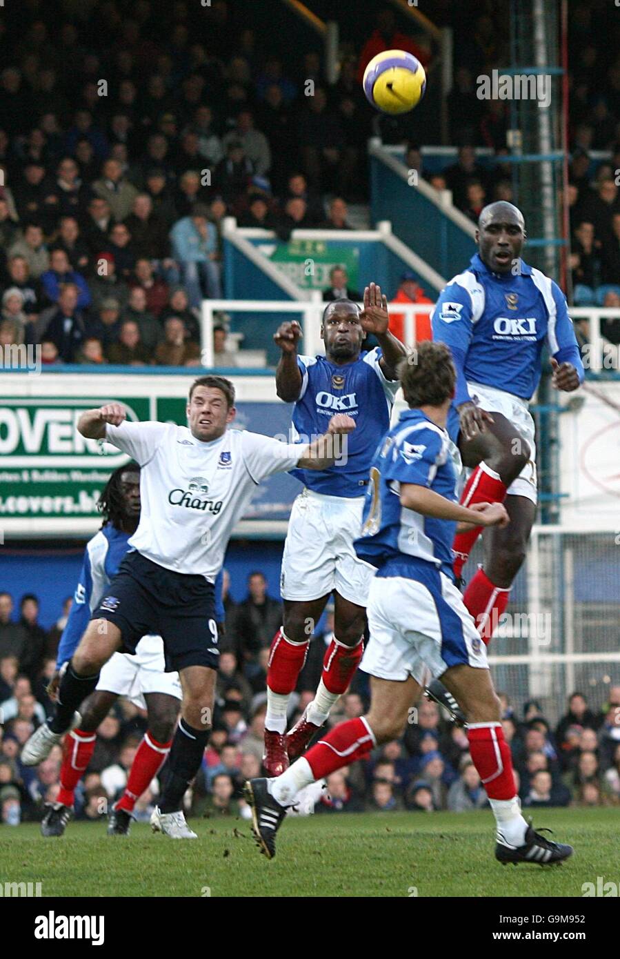 James Beattie di Everton (a sinistra) è sfidato per la palla da Noe Pamarot di Portsmouth (centro) e Sol Campbell (a destra) Foto Stock