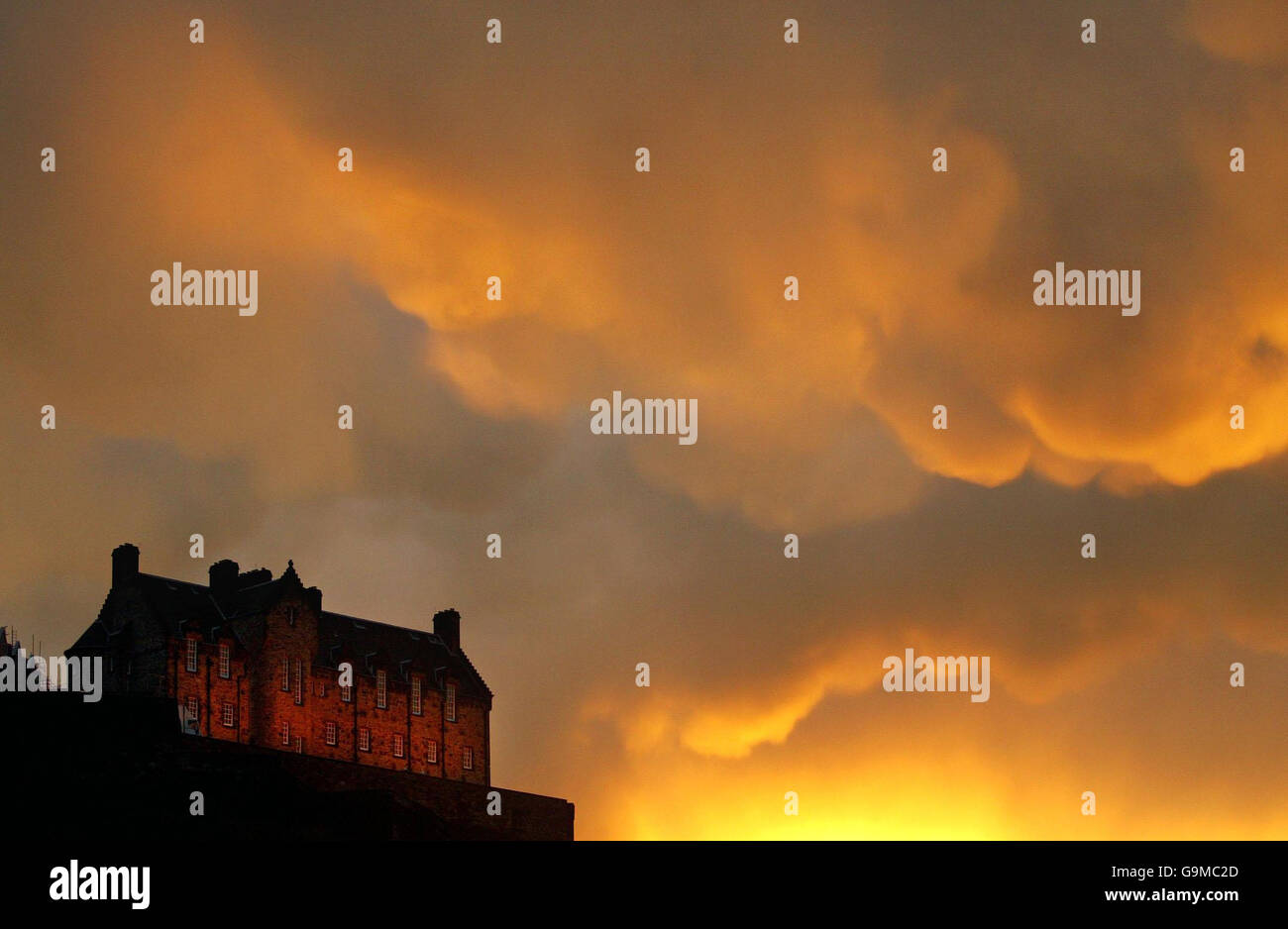 Le nubi della tempesta si radunano sul Castello di Edimburgo prima che inizino le celebrazioni di Hogmanay. Foto Stock