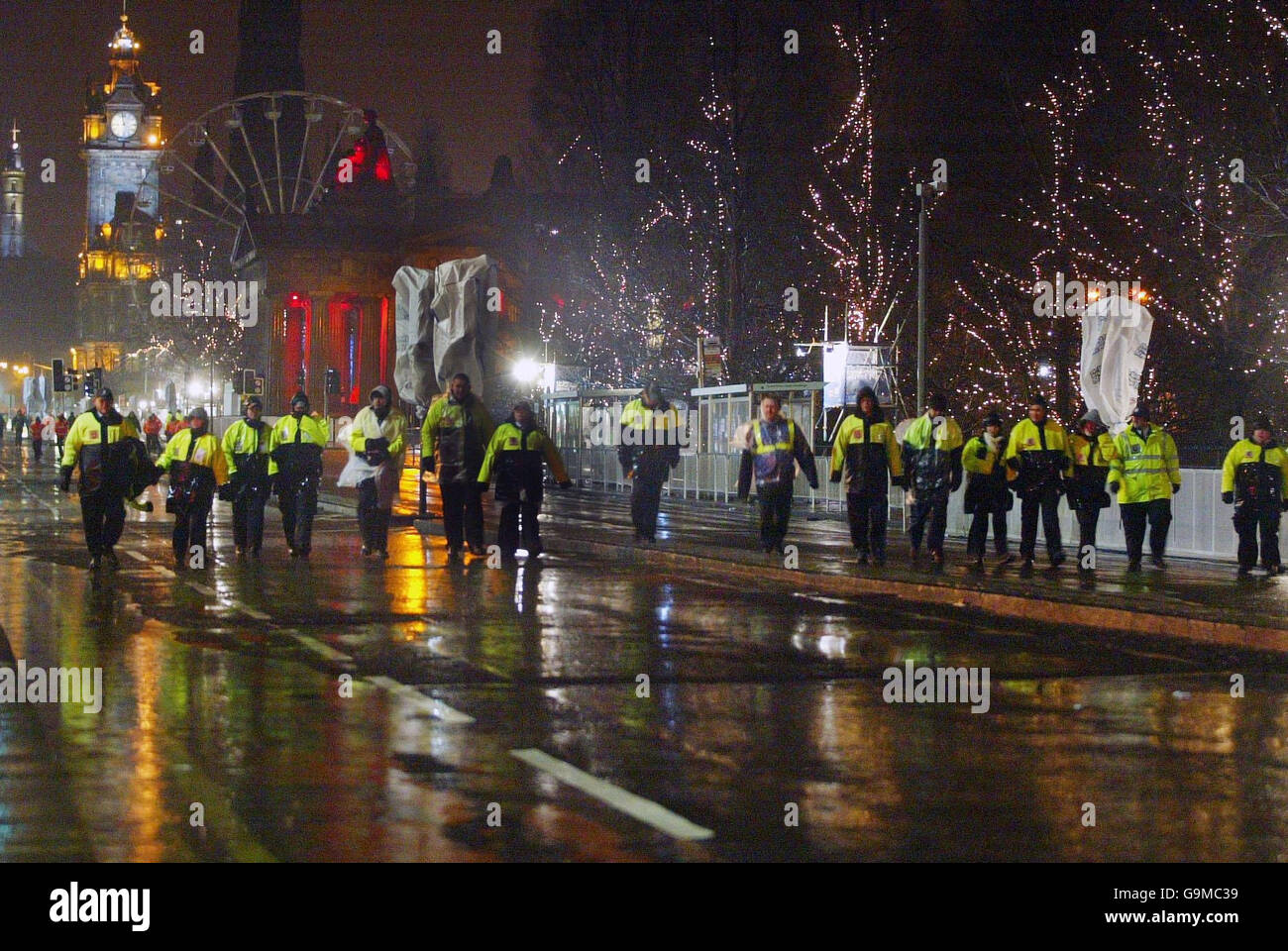 Il personale di sicurezza cancella Princes St, Edimburgo dopo la cancellazione delle celebrazioni di Hogmanay a causa del maltempo. Foto Stock