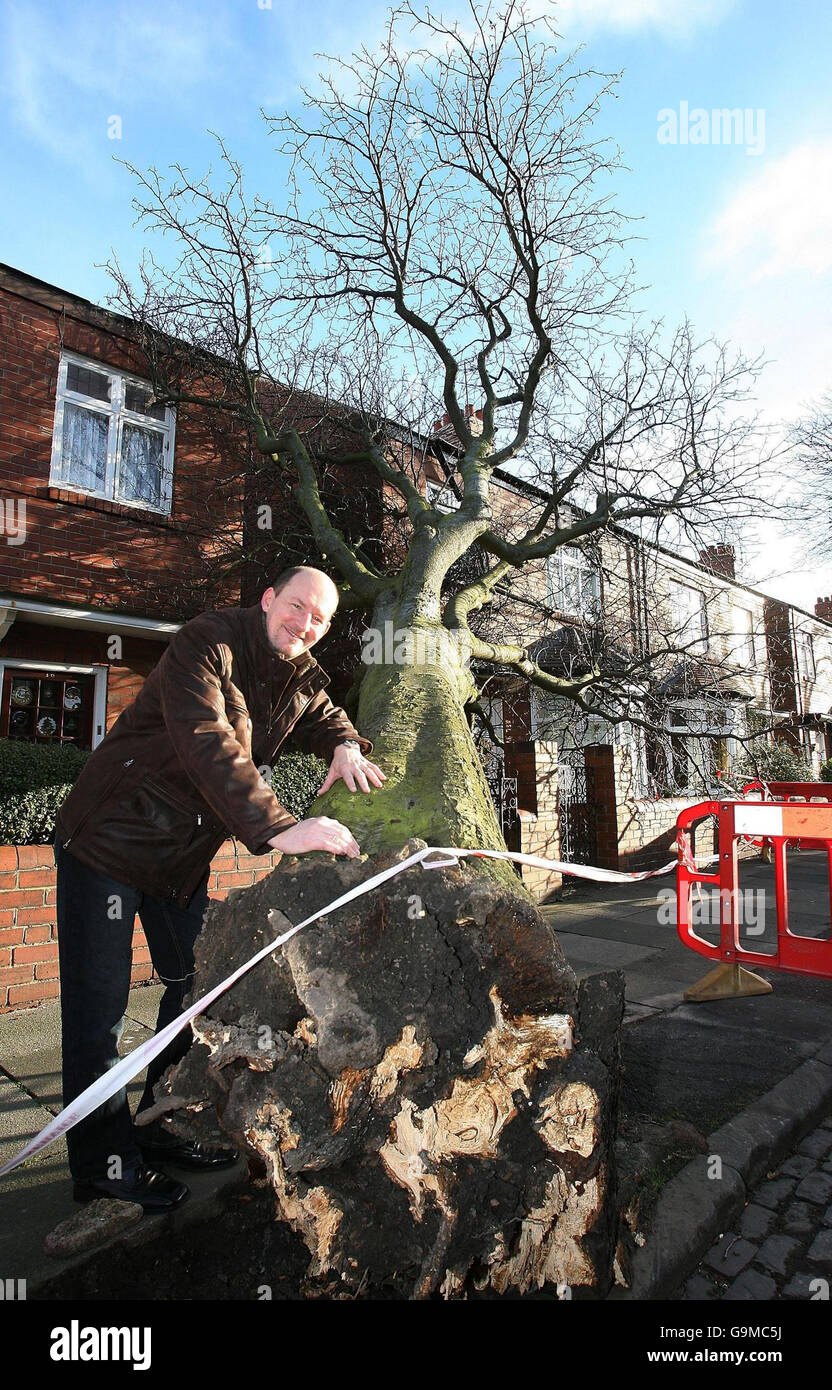 Paul Ward sorge accanto ad un albero che cadde nella sua casa a Whitley Bay, nel nord-est dell'Inghilterra, durante le tempeste pesanti. Foto Stock