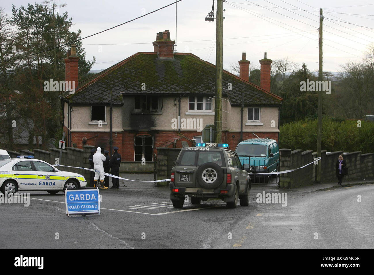 Due morti in casa fuoco al campo dell'esercito irlandese. Garda sul luogo di un incendio fatale al campo di Curragh a Kildare, dove morirono due persone. Foto Stock