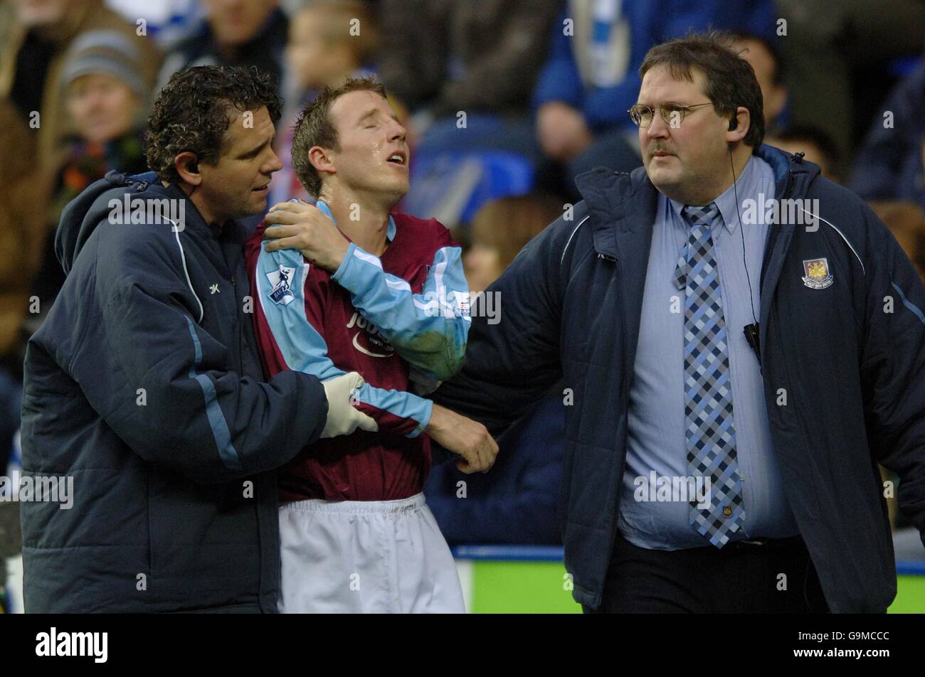 Calcio - fa Barclays Premiership - Reading v West Ham United - Madejski Stadium. Lee Bowyer (c) di West Ham United viene tolgato dopo aver sdislocato la spalla Foto Stock