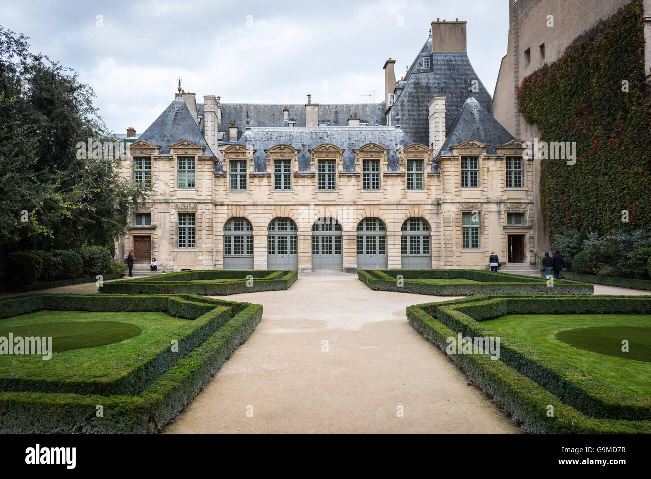 Parigi, Francia - 23 Ottobre 2014: L'Hotel de Sully è un hotel particulier, o di residenza privata in stile Luigi XIII, individuare Foto Stock