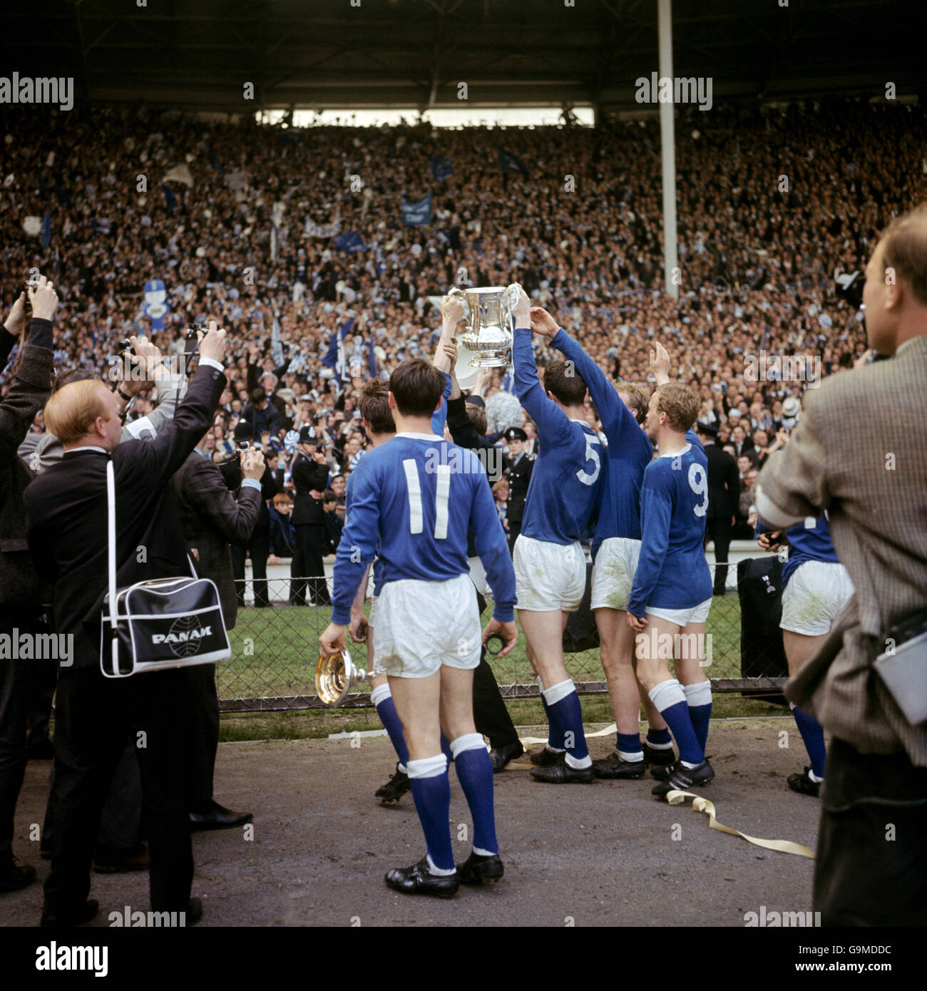 Il capitano di Everton Brian Labone (5) mostra la fa Cup ai giubilanti tifosi della squadra con l'aiuto dei compagni di squadra Alex Young (r), Jimmy Gabriel (seconda r), Derek Temple (11) e Brian Harris (dietro Temple) Foto Stock