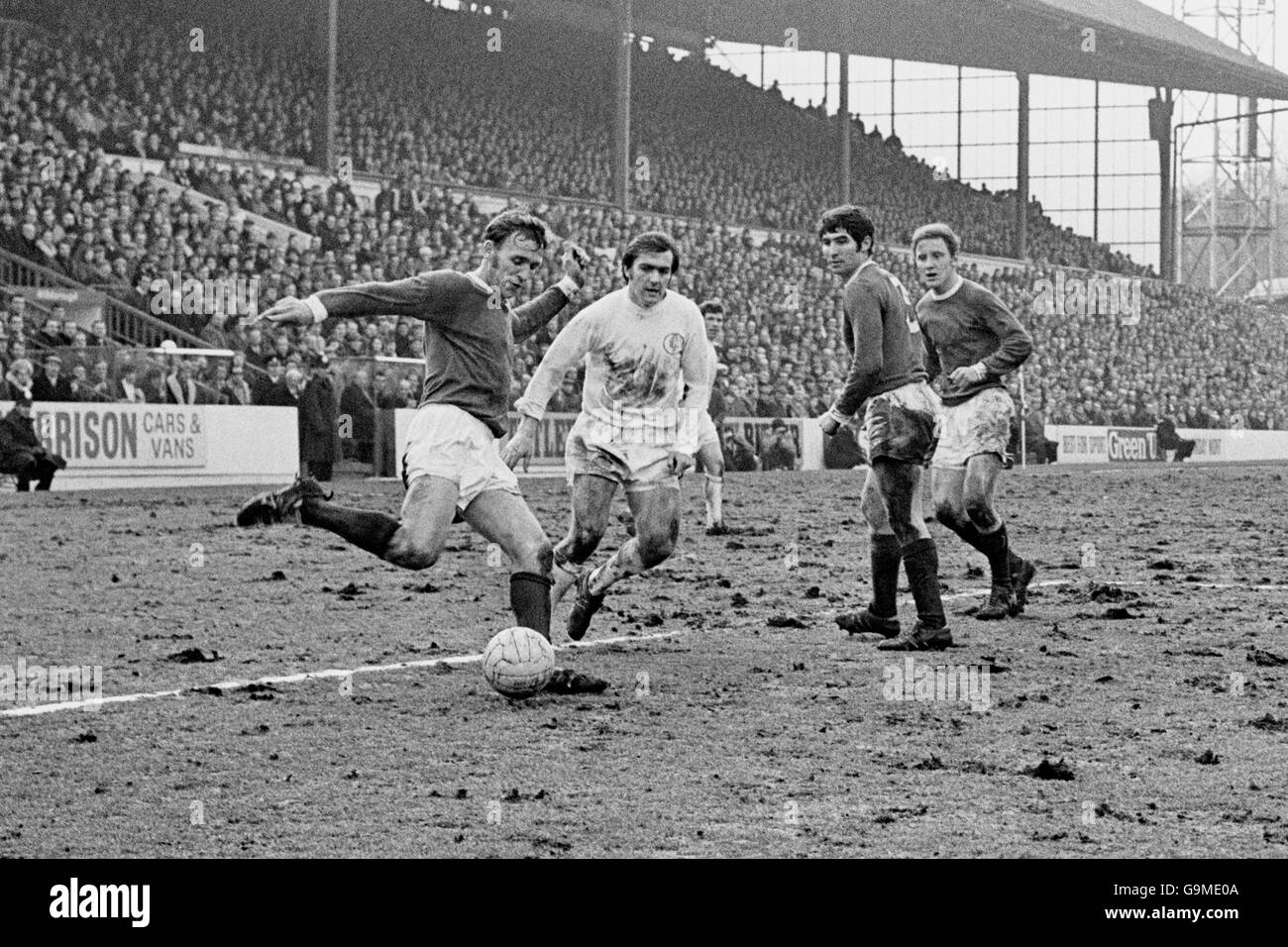 Il Pat Crand (l) del Manchester United si libera della palla, guardato dai compagni di squadra Tony Dunne (secondo r) e Carlo Sartori (r) e Terry Cooper del Leeds United (secondo l) Foto Stock