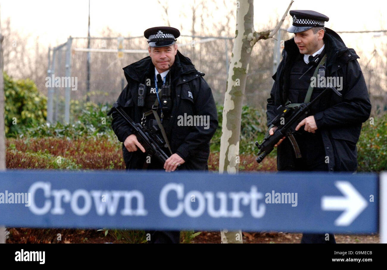 La polizia armata pattuglia i motivi della corte della corona di Woolwich nel sud di Londra, dove sei uomini sono stati processati oggi accusati di complottare per uccidere persone in presunte offerte di bombardamento. Foto Stock