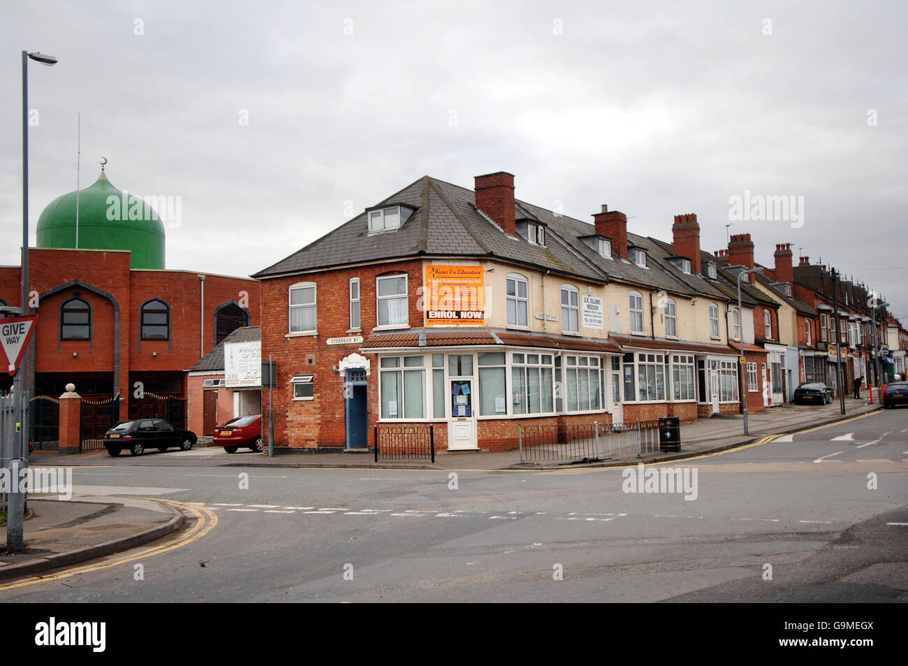 Vista generale della Moschea Sparkbrook (179 Anderton Rd.) a Birmingham, con una nuova moschea in costruzione a sinistra. Foto Stock