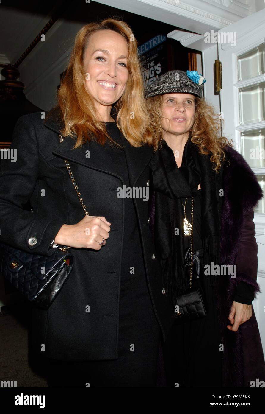 Jerry Hall (a destra) e Suzanne Wyman (moglie di Rolling Stone Bill), arrivano per una proiezione benefico del film di Nick Broomfield "Ghosts", al cinema elettrico di Notting Hill, a Londra ovest. Foto Stock