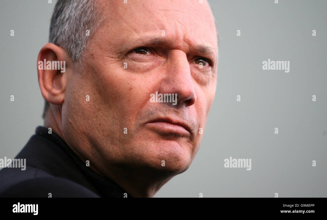 Vodafone McLaren Mercedes Team Principle Ron Dennis in occasione del lancio della nuova McLaren MP4-22 di Formula uno in l'Hemisferic, Ciudad de las Artes y de las Ciencias, Valencia, Spagna. Foto Stock