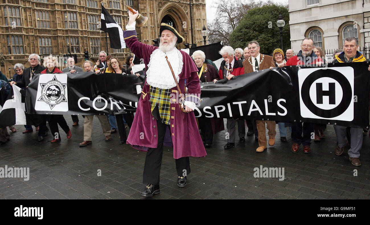 cryer Philip Rowley, città di Penzance, 63 anni, conduce i manifestanti dalla Cornovaglia al Parlamento di Londra, dove protestano per tenere aperti gli ospedali della Cornovaglia. PREMERE ASSOCIAZIONE foto. Foto Stock