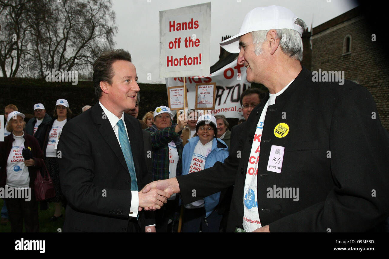 David Cameron, leader del partito conservatore, incontra George Parish, il presidente della campagna per salvare l'Horton Hospital nell'Oxfordshire, fuori dal Parlamento. Foto Stock