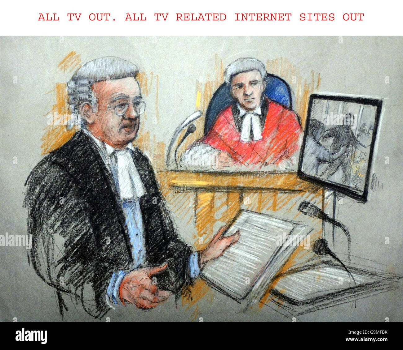 Illustrazione della corte di Elizabeth Cook di Nigel Sweeney QC per l'accusa (sinistra) che guarda le riprese cctv usate come prova nel processo dei tentati bombardieri del 21 luglio a Woolwich Crown Court. Foto Stock