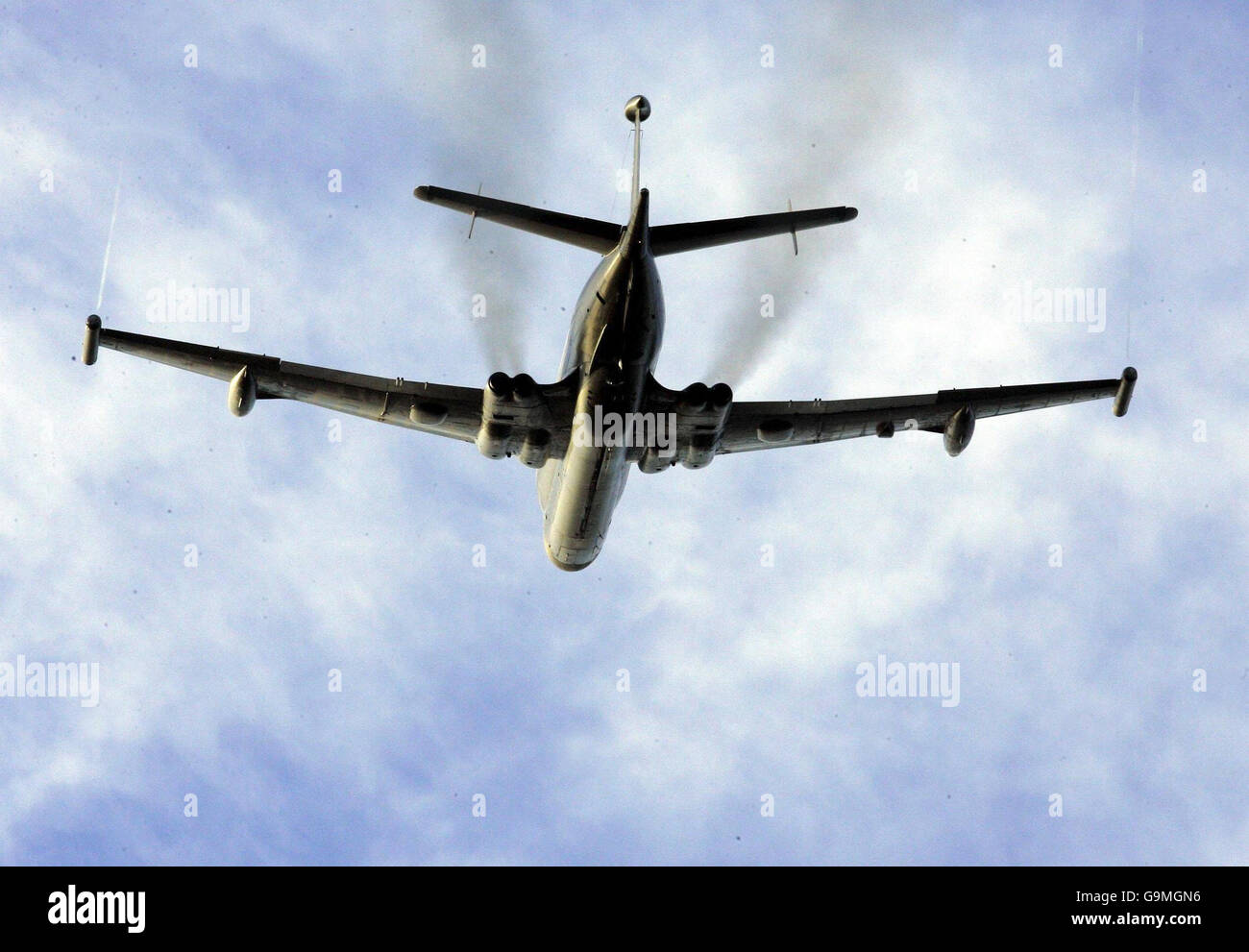 Nella foto è raffigurato un flypassato di un nimrod al funerale di Rif Nimrod, vittima dell'incidente, Sgt Gary Quilliam, presso la chiesa parrocchiale di Forres. Foto Stock