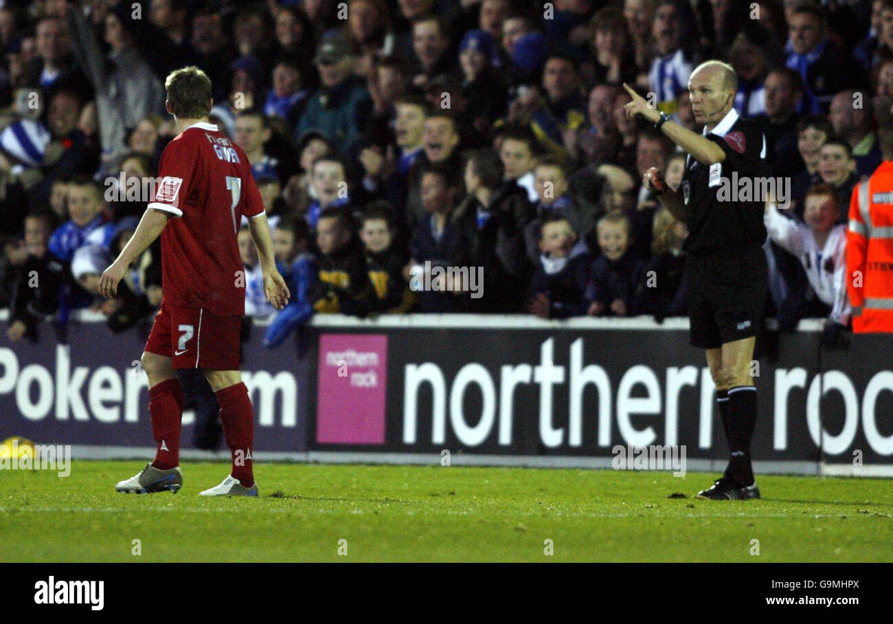 Calcio - Campionato Coca-Cola - Colchester v Southend - Layer Road. L'arbitro Steve Bennett invia Mark Gower di Southend durante la partita del campionato Coca-Cola contro Colchester a Layer Road, Colchester. Foto Stock