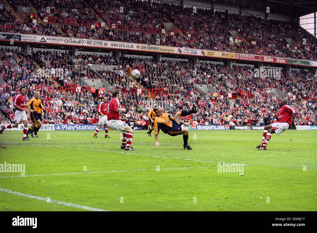 Robbie Fowler di Liverpool segna il gol di apertura con un brillante calcio di testa dopo Andy Todd, l'apprestata di Charlton Athletic. Foto Stock