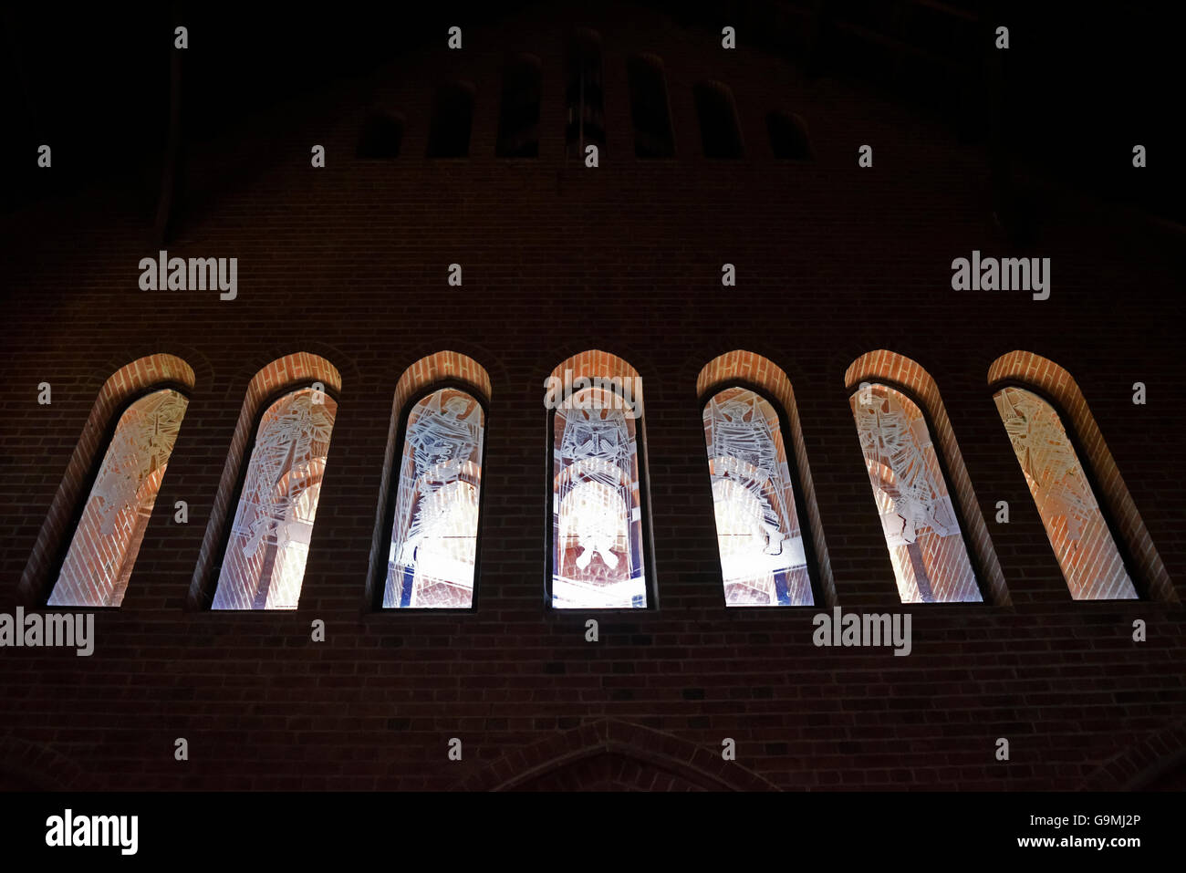 finestre ad arco in vetro colorato nella chiesa di grafton christ, cattedrali anglicane nella valle Foto Stock