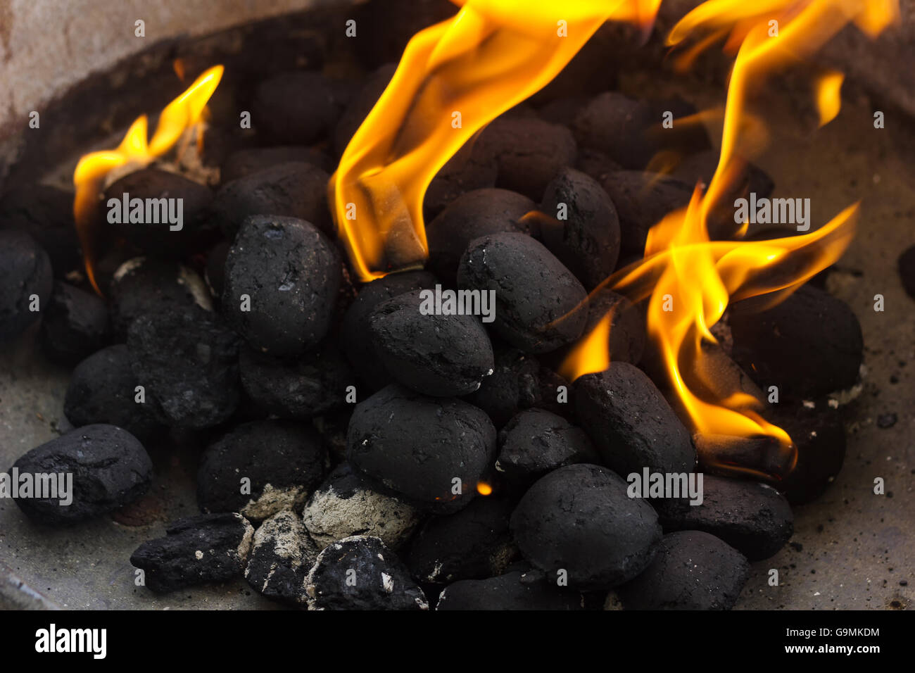 Nero carbone bricchette sul fuoco Foto Stock