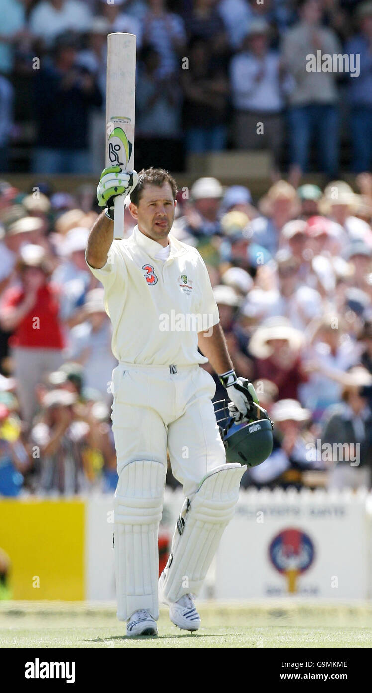 Il capitano australiano Ricky Ponting saluta la folla dopo aver raggiunto il suo secolo contro l'Inghilterra durante il terzo giorno del secondo Test Match all'Adelaide Oval, Adelaide, Australia. Foto Stock