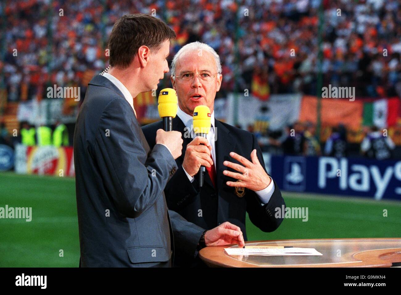 Il presidente del Bayern Monaco Franz Beckenbauer (r) offre le sue riflessioni come andrà la partita in un'intervista pre-partita Foto Stock