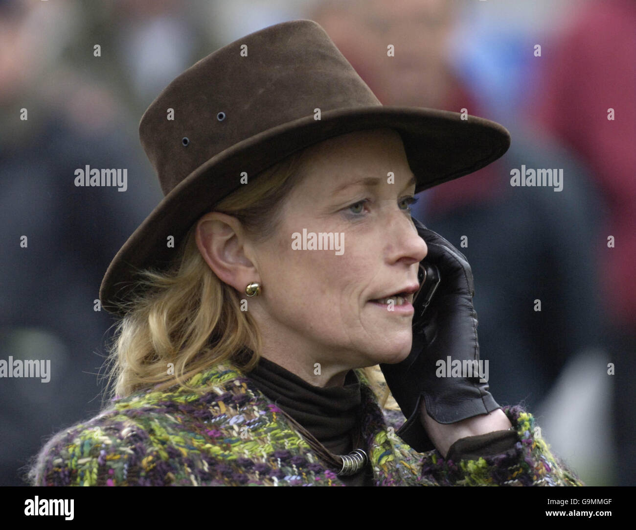 Sarah Hobbs, moglie dell'allenatore Philip Hobbs che lo ha rappresentato nel recinto del vincitore al Sandown Park Foto Stock